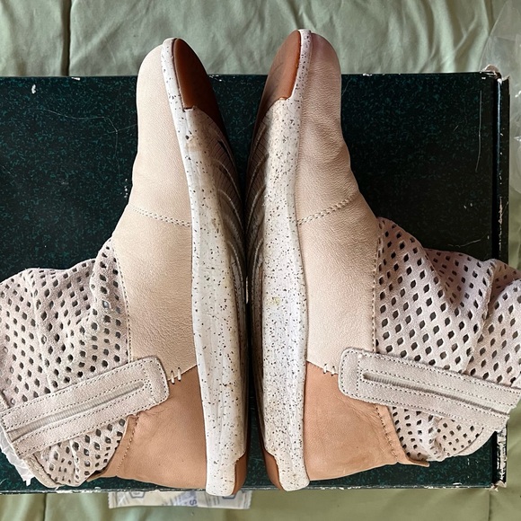 EMU Numeralla Perforated Ankle Booties - Picture 2 of 16